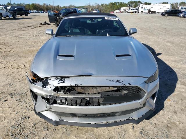 1FATP8UHXJ5132880 - 2018 FORD MUSTANG SILVER photo 5