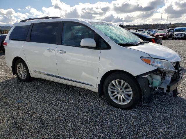 5TDYK3DC2CS215383 - 2012 TOYOTA SIENNA XLE WHITE photo 4