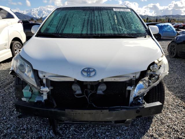 5TDYK3DC2CS215383 - 2012 TOYOTA SIENNA XLE WHITE photo 5