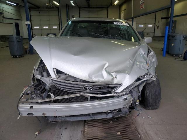 JTDBE30K053019554 - 2005 TOYOTA CAMRY LE SILVER photo 11