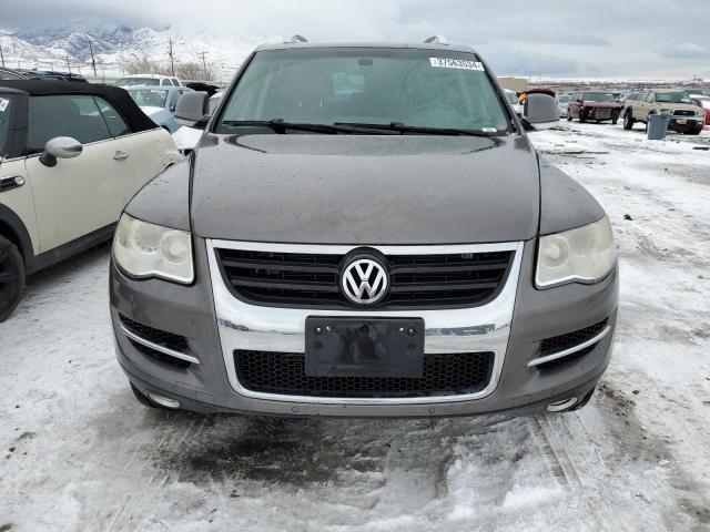 WVGBE77L28D033570 - 2008 VOLKSWAGEN TOUAREG 2 V6 GRAY photo 5