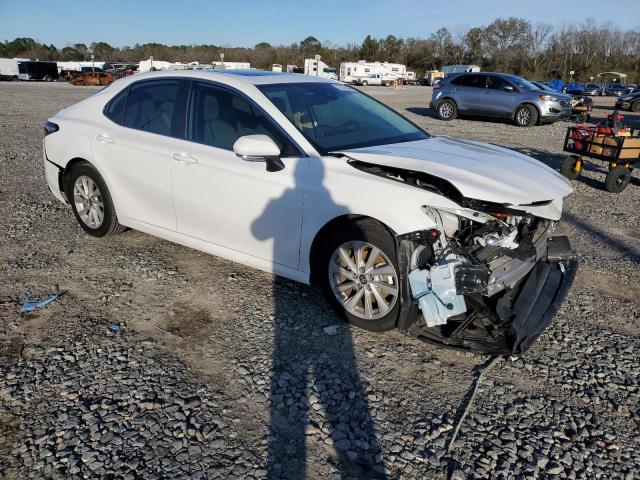 4T1R11AK8MU491423 - 2021 TOYOTA CAMRY LE WHITE photo 4