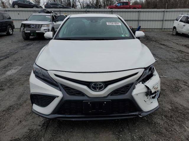 4T1G11AK9PU818553 - 2023 TOYOTA CAMRY SE NIGHT SHADE WHITE photo 5
