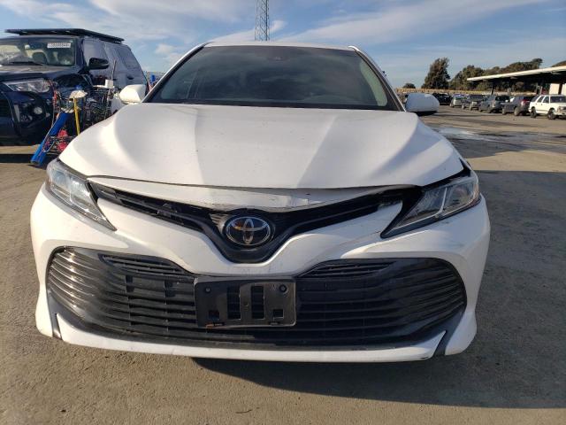 4T1B11HK7JU558855 - 2018 TOYOTA CAMRY L WHITE photo 5