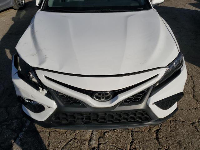 4T1G11AK7MU518912 - 2021 TOYOTA CAMRY SE WHITE photo 11