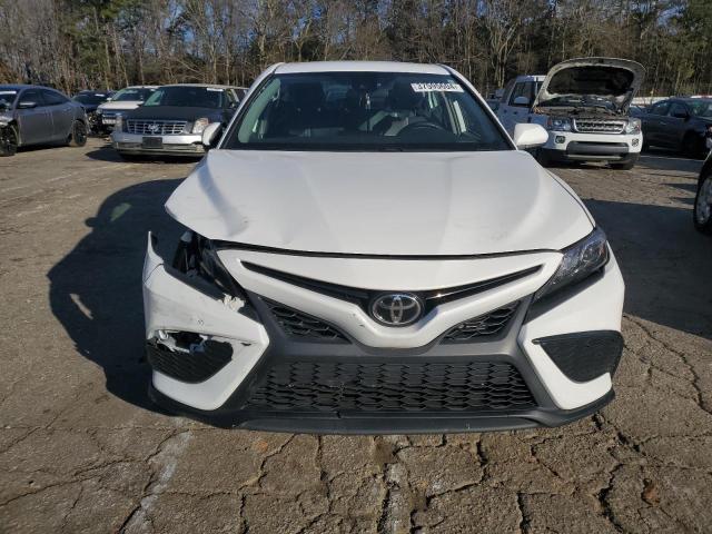 4T1G11AK7MU518912 - 2021 TOYOTA CAMRY SE WHITE photo 5