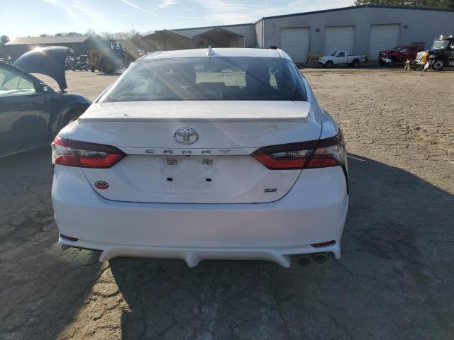 4T1G11AK7MU518912 - 2021 TOYOTA CAMRY SE WHITE photo 6