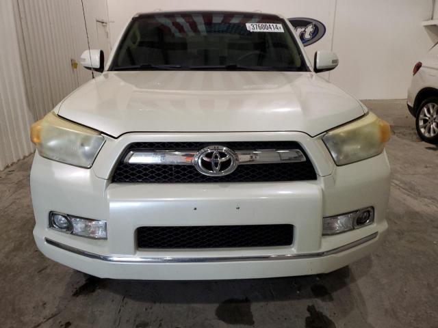 JTEZU5JR7D5051974 - 2013 TOYOTA 4RUNNER SR5 WHITE photo 5