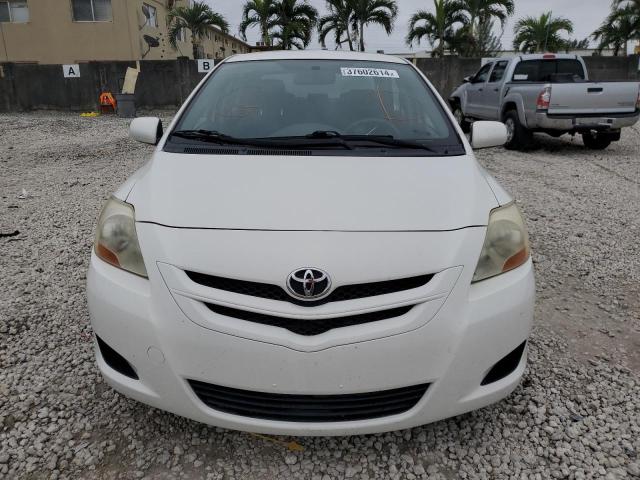 JTDBT923881227471 - 2008 TOYOTA YARIS WHITE photo 5