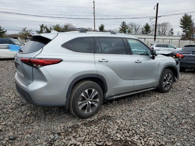 5TDGZRBHXLS052796 - 2020 TOYOTA HIGHLANDER XLE SILVER photo 3