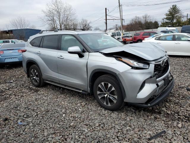 5TDGZRBHXLS052796 - 2020 TOYOTA HIGHLANDER XLE SILVER photo 4