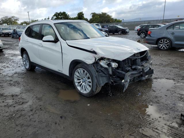 WBAVM1C56DVW44261 - 2013 BMW X1 SDRIVE28I WHITE photo 4