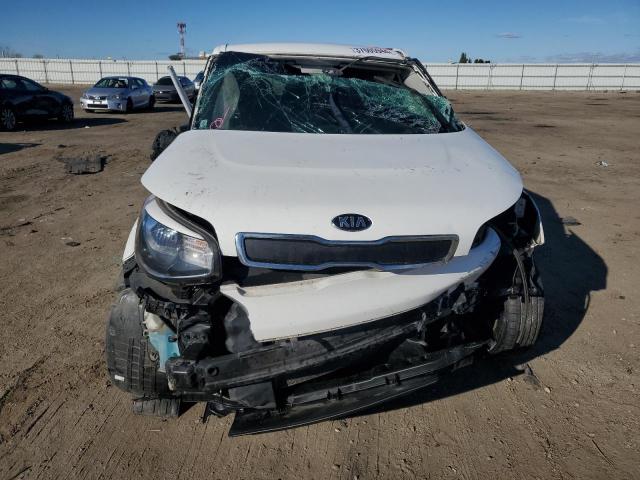 KNDJN2A21G7328322 - 2016 KIA SOUL WHITE photo 5