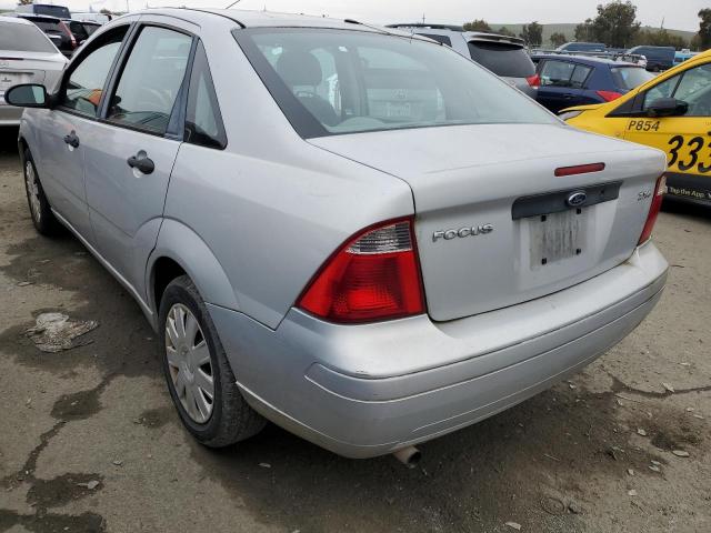 1FAHP34N75W211129 - 2005 FORD FOCUS ZX4 GRAY photo 2