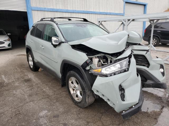 2T3W1RFV3LW082546 - 2020 TOYOTA RAV4 XLE GRAY photo 4