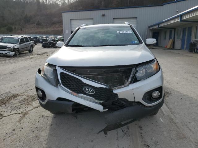 5XYKT3A10BG172860 - 2011 KIA SORENTO BASE SILVER photo 5