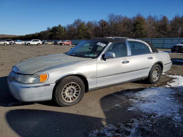 1LNHM82W5YY923980 - 2000 LINCOLN TOWN CAR SIGNATURE SILVER photo 1