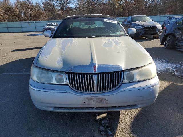 1LNHM82W5YY923980 - 2000 LINCOLN TOWN CAR SIGNATURE SILVER photo 5