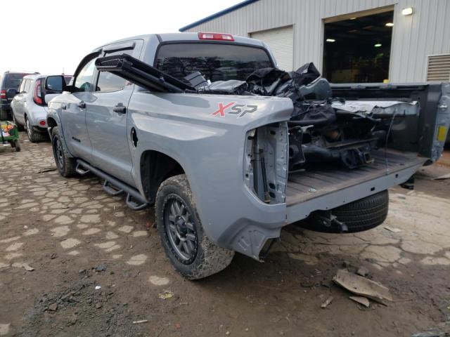 5TFDW5F10JX769927 - 2018 TOYOTA TUNDRA CREWMAX SR5 GRAY photo 2