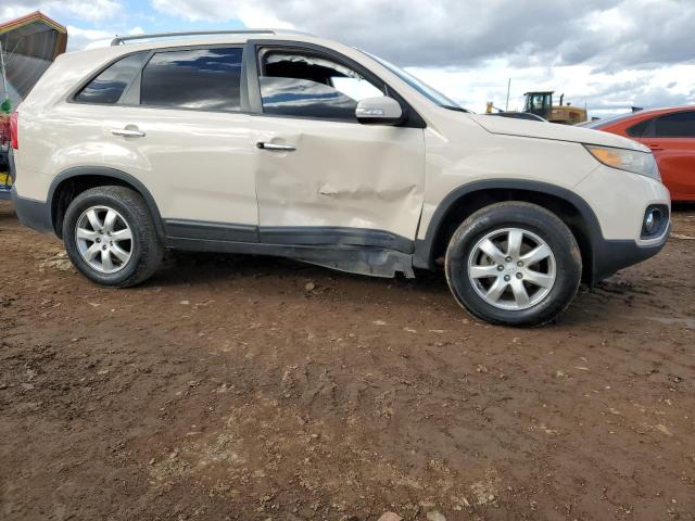 5XYKT3A15BG122570 - 2011 KIA SORENTO BASE WHITE photo 4