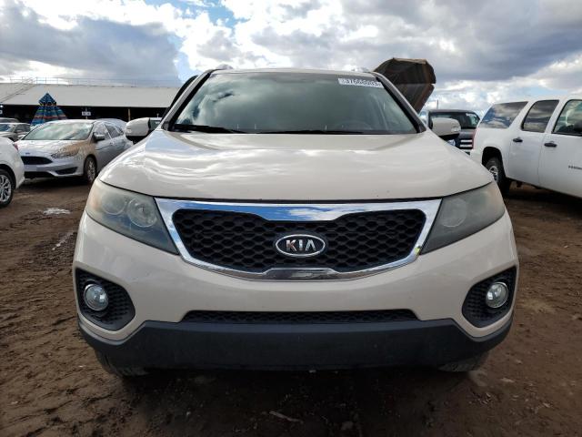 5XYKT3A15BG122570 - 2011 KIA SORENTO BASE WHITE photo 5