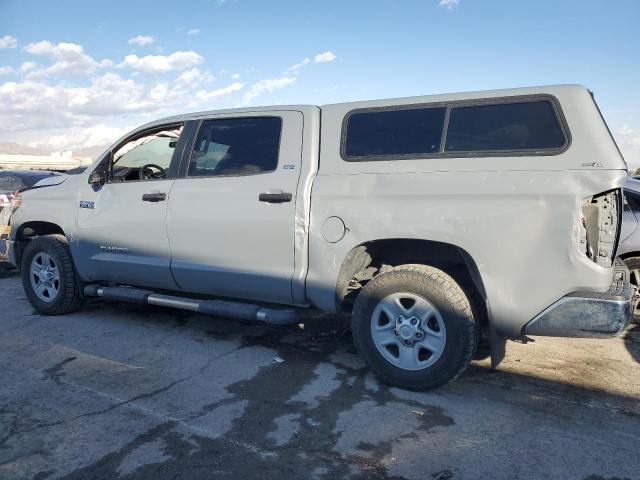 5TFDY5F14JX722670 - 2018 TOYOTA TUNDRA CREWMAX SR5 GRAY photo 2