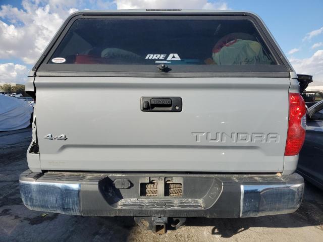 5TFDY5F14JX722670 - 2018 TOYOTA TUNDRA CREWMAX SR5 GRAY photo 6