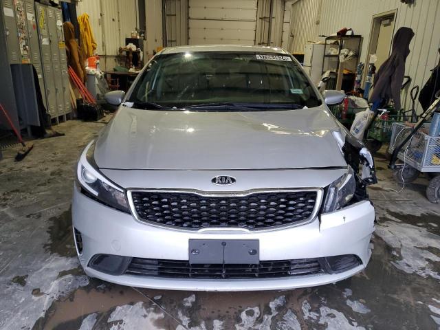 3KPFL4A7XJE274299 - 2018 KIA FORTE LX SILVER photo 5