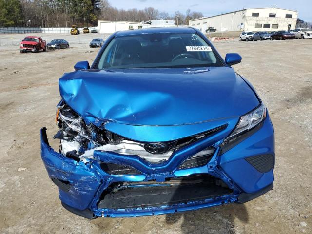 4T1G11AK0LU391760 - 2020 TOYOTA CAMRY SE BLUE photo 5