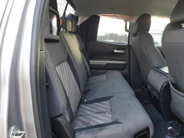 5TFUM5F18JX078778 - 2018 TOYOTA TUNDRA DOUBLE CAB SR/SR5 SILVER photo 10