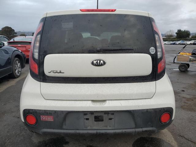 KNDJN2A2XH7471268 - 2017 KIA SOUL WHITE photo 6