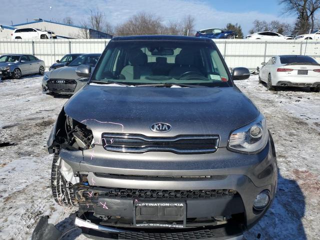 KNDJP3A5XJ7574643 - 2018 KIA SOUL + GRAY photo 5