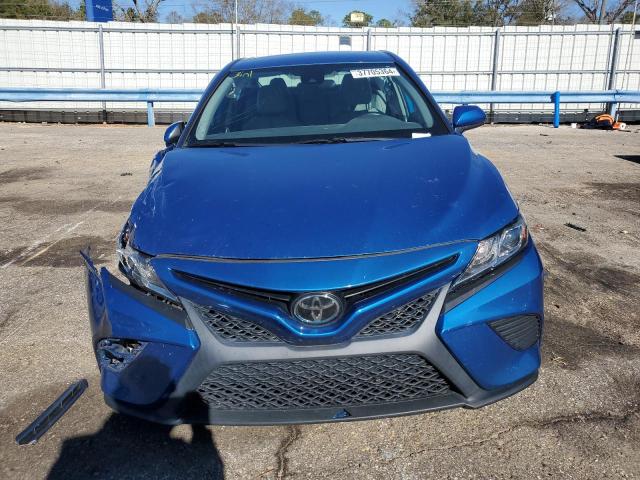 4T1G11AK5LU320313 - 2020 TOYOTA CAMRY SE BLUE photo 5