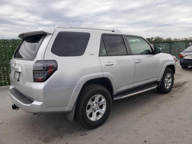 JTEZU5JR5J5173213 - 2018 TOYOTA 4RUNNER SR5 SILVER photo 3