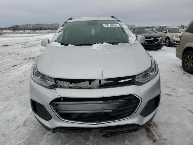 KL7CJPSBXJB689999 - 2018 CHEVROLET TRAX 1LT SILVER photo 5