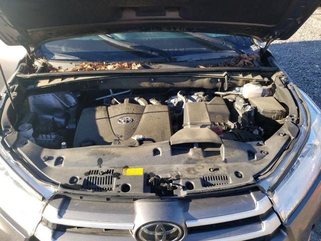 5TDKZRFHXKS556686 - 2019 TOYOTA HIGHLANDER SE GRAY photo 12