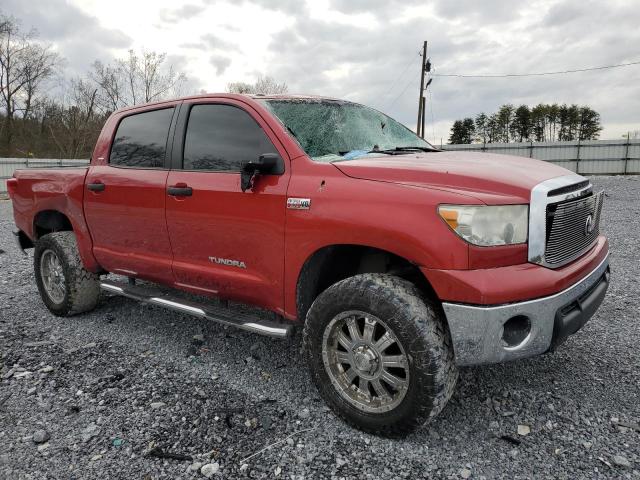 5TFDW5F13CX252415 - 2012 TOYOTA TUNDRA CREWMAX SR5 RED photo 4