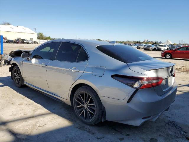 4T1G11AK6NU018936 - 2022 TOYOTA CAMRY SE SILVER photo 2