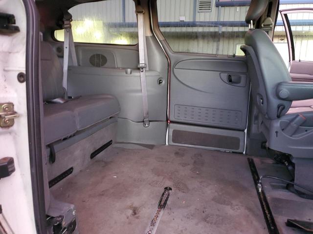 2C4GP54L55R279373 - 2005 CHRYSLER TOWN & COU TOURING WHITE photo 11