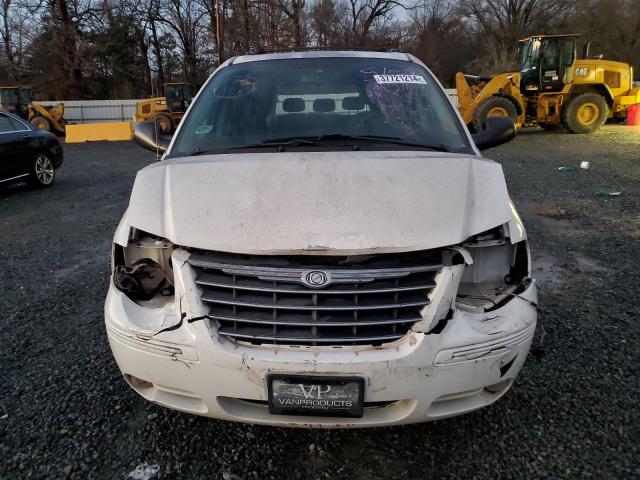 2C4GP54L55R279373 - 2005 CHRYSLER TOWN & COU TOURING WHITE photo 5