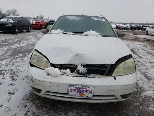 1FAFP34N15W129923 - 2005 FORD FOCUS ZX4 WHITE photo 5