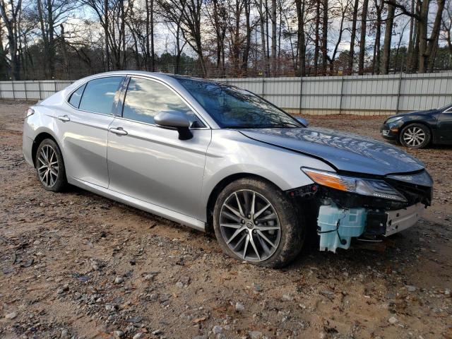 4T1F11AK9PU737984 - 2023 TOYOTA CAMRY XLE SILVER photo 4