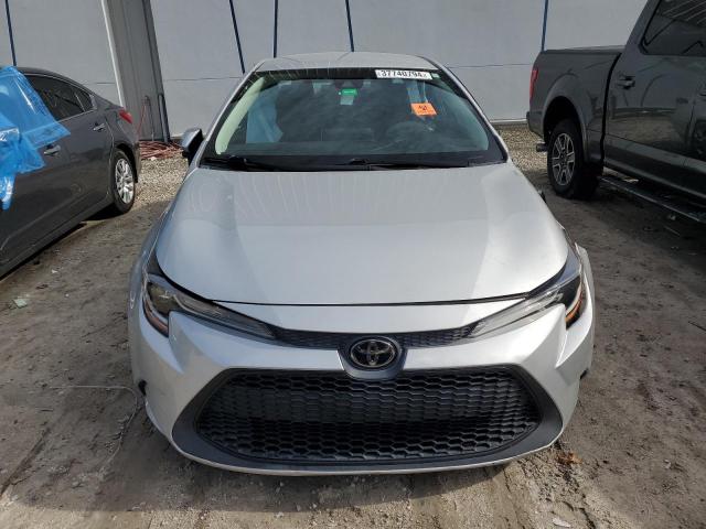 5YFEPMAE7MP154574 - 2021 TOYOTA COROLLA LE SILVER photo 5