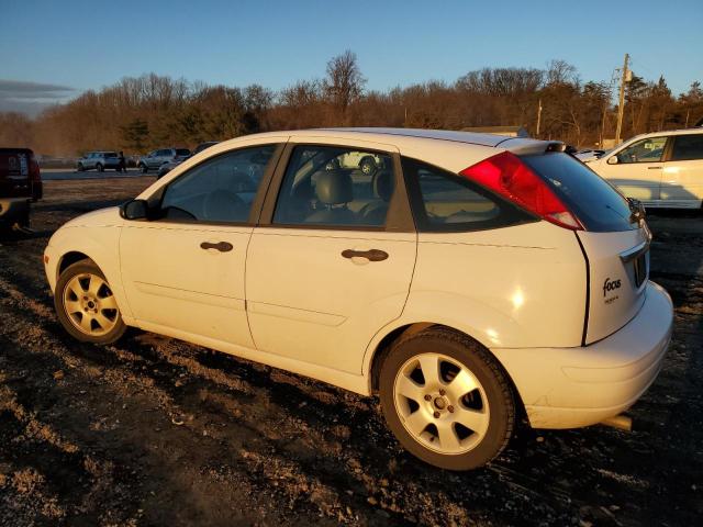 3FAFP37352R165977 - 2002 FORD FOCUS ZX5 WHITE photo 2