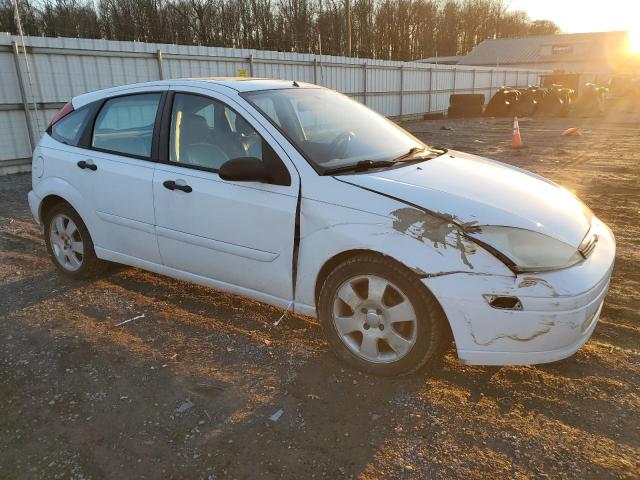 3FAFP37352R165977 - 2002 FORD FOCUS ZX5 WHITE photo 4