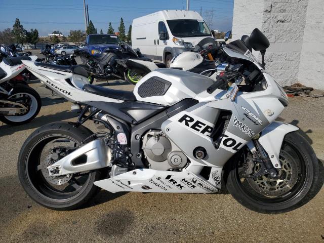 JH2PC37045M209441 - 2005 HONDA CBR600 RR WHITE photo 9