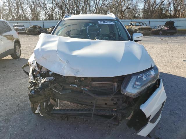 KNMAT2MT5JP614577 - 2018 NISSAN ROGUE S WHITE photo 5