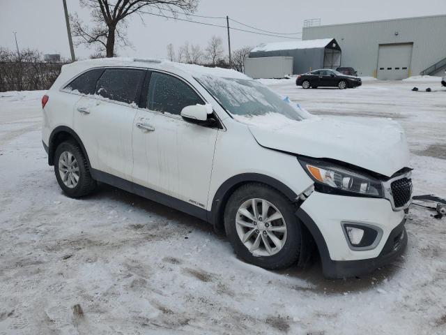 5XYPGDA56JG375768 - 2018 KIA SORENTO LX WHITE photo 4