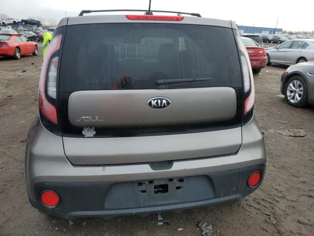 KNDJN2A26J7573253 - 2018 KIA SOUL GRAY photo 6