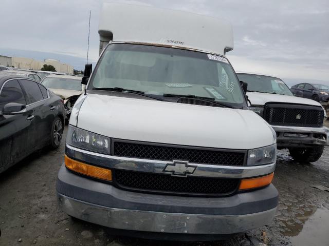 1GBHG31U561145740 - 2006 CHEVROLET EXPRESS G3 WHITE photo 5